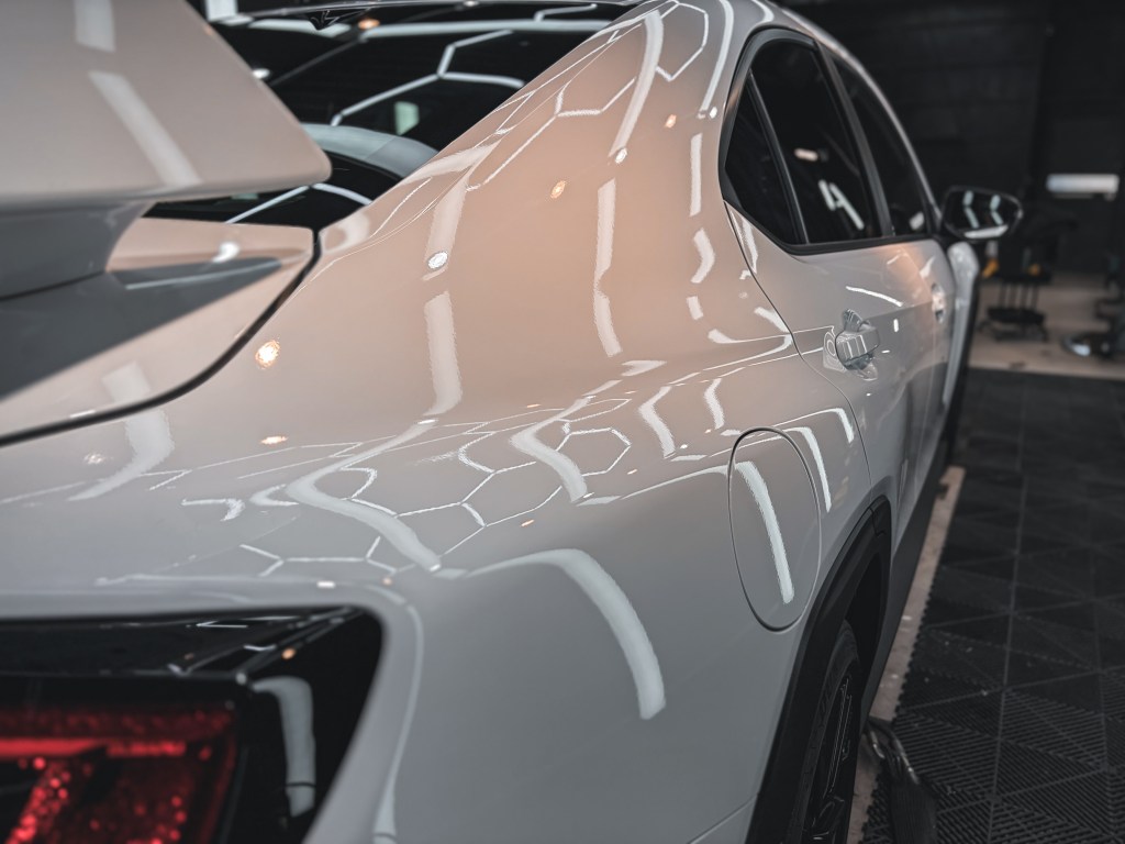 館林 カーコーティング】WRX S4 STI施工。白の傷を見逃さない暗室研磨